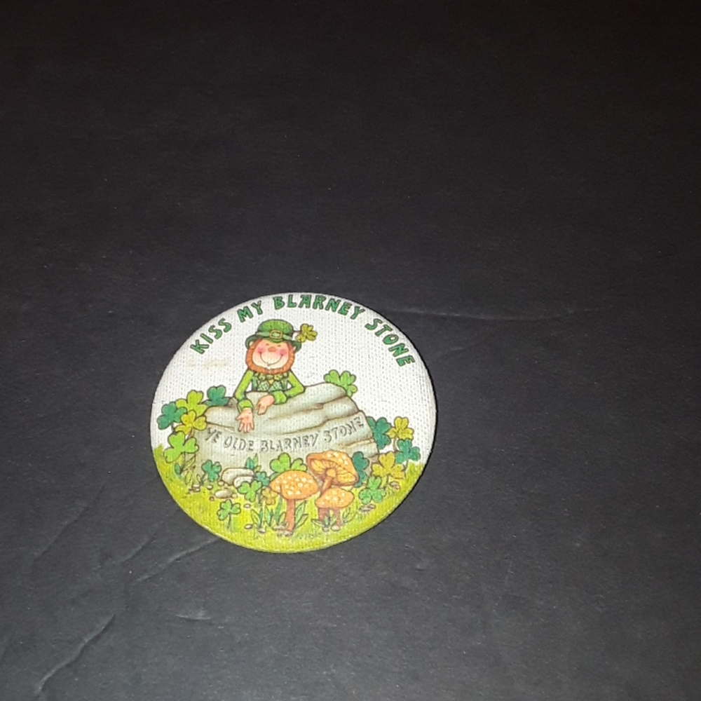 c  - VTG  LEPRECHAUN KISS MY BLARNEY STONE HALLMARK BUTTON